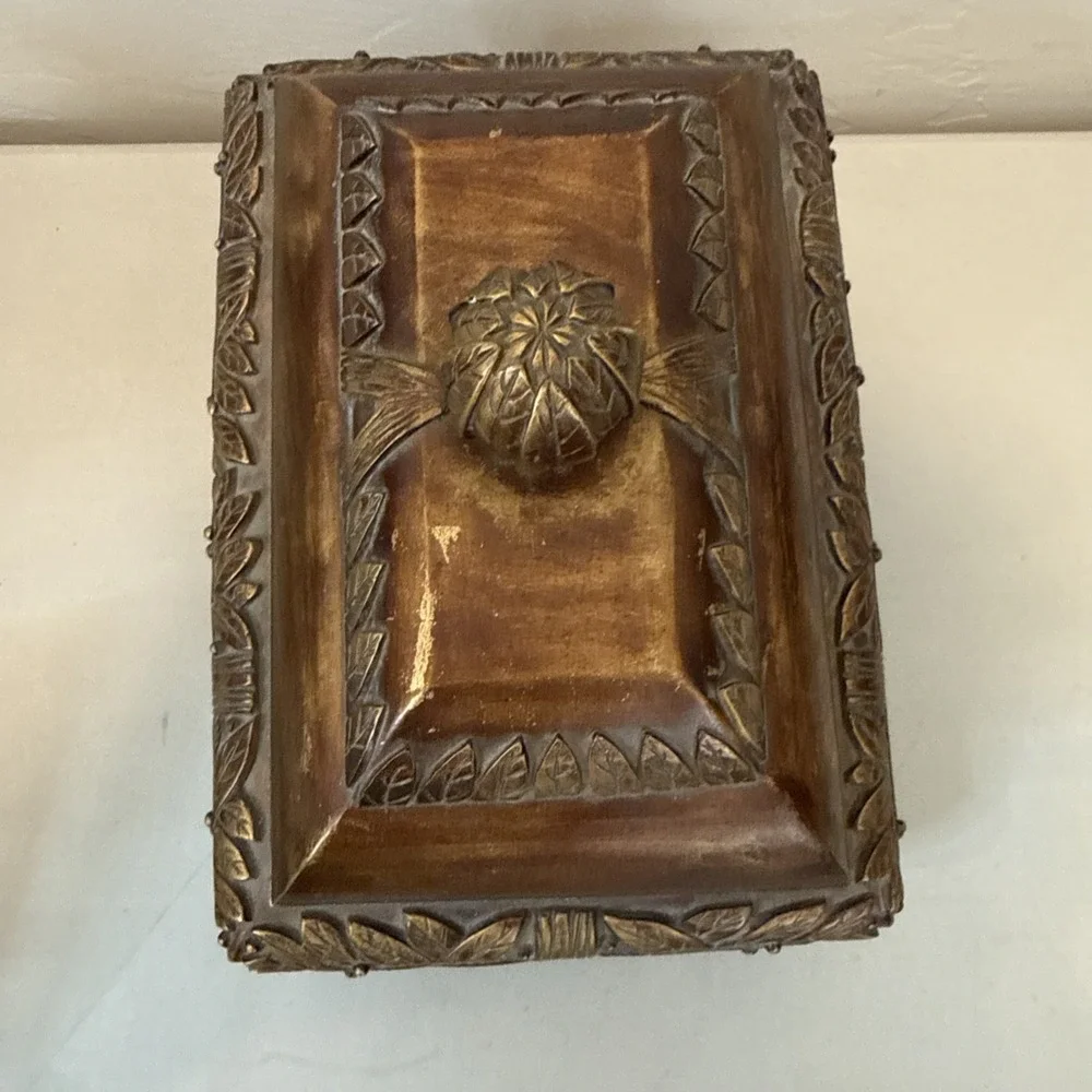 VTG Rectangular Island Motif Themed Trinket Box Embossed Gold Resin‎ Felt Footed